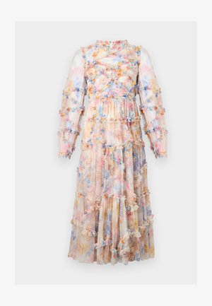 Vestido largo con estampado floral y capas de volantes transparentes en colores pastel. Presenta un corpiño fruncido y mangas largas con acentos de volantes.