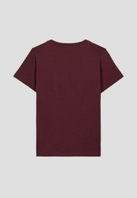 Camiseta de algodón color marrón con mangas cortas, cuello redondo y espalda lisa. Textura suave, corte regular, adecuada para el uso casual.