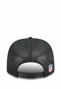 Casquette snapback noire avec un design en maille texturée, mettant en avant un patch du logo NFL et une sangle en plastique ajustable à l'arrière.