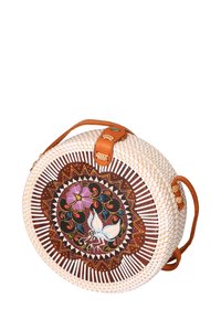Cesta tonda intrecciata in fibre naturali con una tracolla in pelle; presenta un design colorato di fiori e uccelli su uno sfondo scuro.