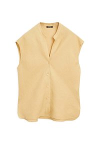 Camicia a maniche corte con bottoni in lino giallo morbido. Presenta un colletto a V e una vestibilità comoda con orlo arrotondato. Texture liscia.