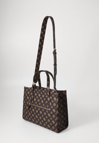 Borsa a tracolla nera con motivo logo dorato, tracolla regolabile, doppi manici superiori, tasca con zipper sulla parte anteriore, base piatta per stabilità.