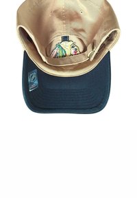 Cap mit khakifarbenem Kopfteil und marineblauem Schirm, mit einem gestickten Design, das innen sichtbar ist. Etiketten sind auf der Unterseite des Schirms vorhanden.