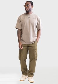Redefined Rebel MEMPHIS TEE - T-shirts med print - walnut