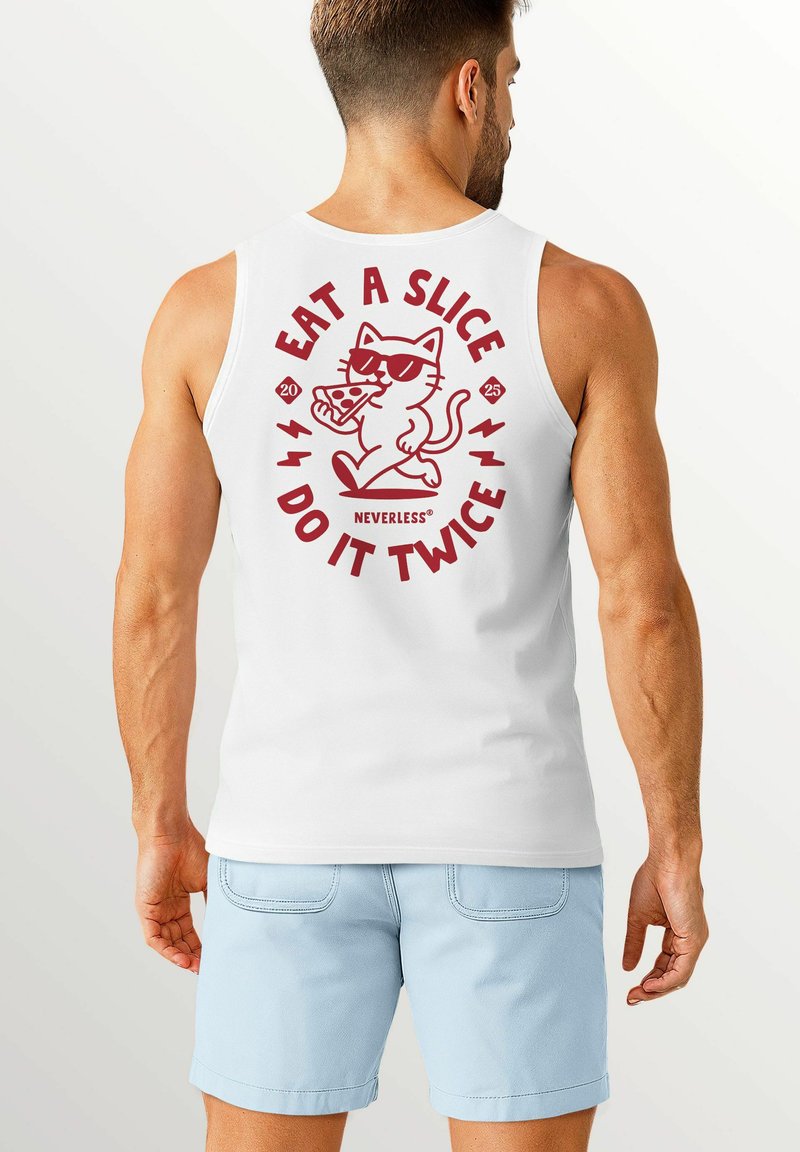 Weißes ärmelloses Tanktop mit einem roten Grafikdesign eines gehenden Katers in Sonnenbrille, der ein Stück Pizza hält, mit dem Text "EAT A SLICE DO IT TWICE."