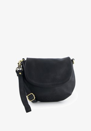 Černá kožená kabelka přes rameno s kulatým tvarem, přehýbací klopou a zlatými kovovými doplňky. Texturovaný povrch s nastavitelným popruhem.