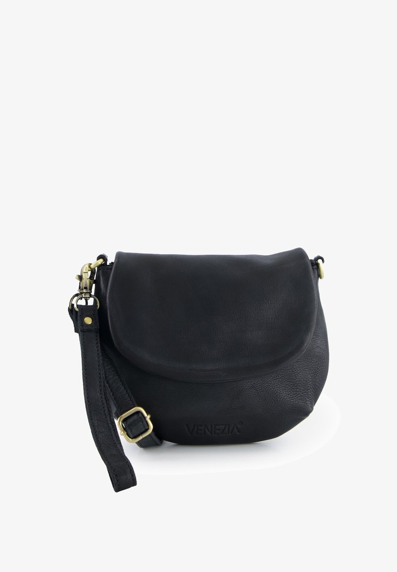 Schwarze Leder-Umhängetasche mit abgerundeter Form, Klappe zum Umklappen und goldfarbenen Beschlägen. Strukturierte Oberfläche mit verstellbarem Riemen.