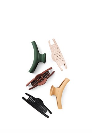 Fem assorterede farvede plastik hårklemmer med åbent kamdesign arrangeret på en hvid baggrund.