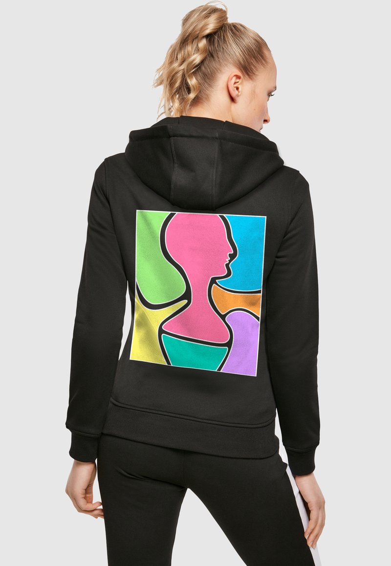 Felpa nera con cappuccio che presenta una grafica colorata sul retro, raffigurante profili astratti in forme di colore rosa, blu, verde, giallo e arancione.