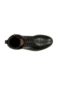 Stivale alla caviglia in pelle nera con punta rotonda, lacci e colletto imbottito. Presenta un accento in pelle marrone vicino all'apertura.