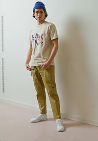 New Balance LONG HAUL PANT - Pantalones cargo - camel