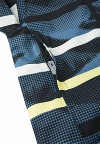 Gestreifter Stoff in Blau und Schwarz mit gelben Akzenten; verfügt über eine Reißverschlusstasche und strukturierte Punkte; schlankes, sportliches Design.