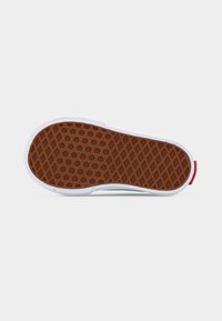 Σόλα παπουτσιού με καφέ λαστιχένιο πέλμα σε σχέδιο βάφλας και λευκή άκρη, φαίνεται από κάτω σε απλό ανοιχτό φόντο.