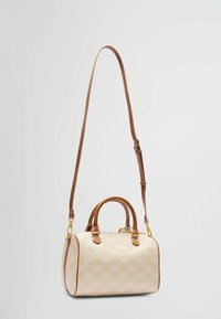 Borsa beige con superficie textured che presenta un motivo logo, manici in pelle marrone e una tracolla staccabile. Finiture in oro.