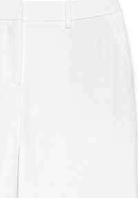 Pantalon blanc en tissu lisse, avec une taille plate, des passants de ceinture et des poches latérales. Design épuré sans motifs ni accents visibles.