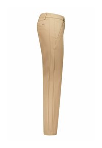 Beige taps toelopende broek met voorzak met rits, achterzak met biezen en logolabel, en lussen voor een riem, afgebeeld op een witte achtergrond.