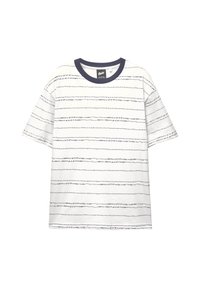 Hvid kortærmet t-shirt med marineblå trim, der har sort håndtegnet horisontale linjer og en afslappet pasform. Blødt, bomuldsstof.