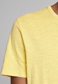 Jack & Jones ESPLIT NECK NOOS - T-shirts basic - lemon drop