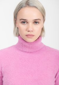 INFLUENCER FLUFFY TURTLENECK PULL - Maglione - pink