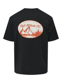 Zwarte katoenen t-shirt met een ronde oranje graphic van bergen, bomen en de tekst "High Altitude Co." in het wit. Korte mouwen, casual pasvorm.