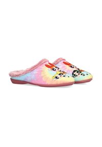 Zapatillas de casa rosas y suaves, tipo slip-on, con un patrón tie-dye que presenta a los tres personajes de las Powerpuff Girls en la parte superior.
