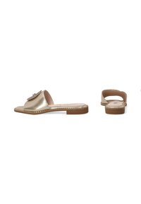 Metallic guld slide sandaler med en dekorativ rhinestein accent, flad sål, åben ryg og lys beige fodseng. Syningsdetalje er til stede.
