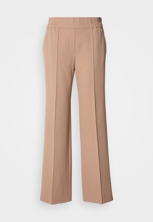 Pantalones de pierna ancha beige claro hechos de tela suave. Presentan una cintura elástica y pliegues delanteros para un detalle adicional.