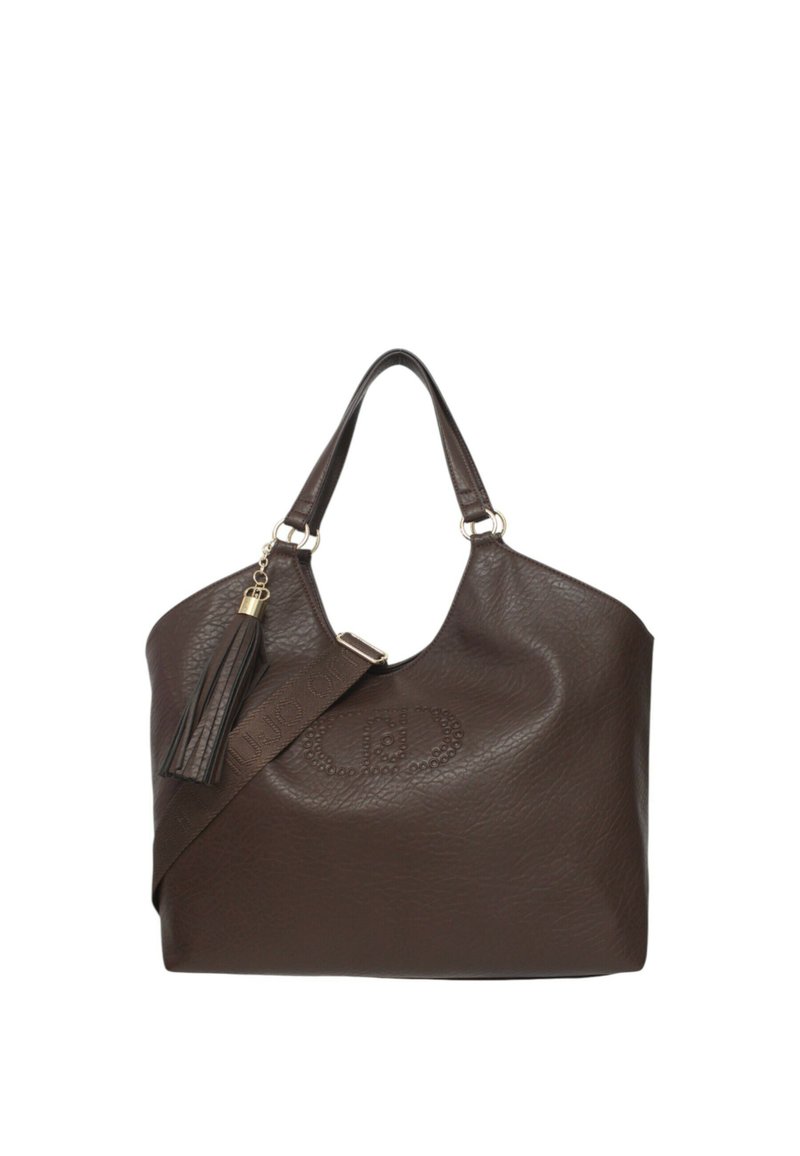 Sac fourre-tout en cuir marron avec une surface texturée, de longues poignées et un gland décoratif. Présente des détails en relief sur un côté.