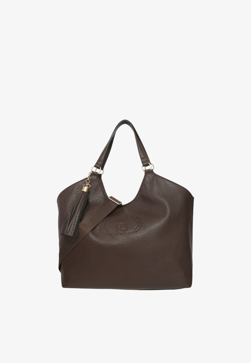 Sac fourre-tout en cuir marron avec une surface texturée, de longues poignées et un gland décoratif. Présente des détails en relief sur un côté.