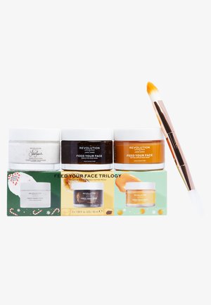 REVOLUTION SKINCARE X JAKE JAMIE CHRISTMAS MASK TRIO SET - Makeup set - -