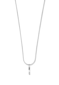 Zilveren ketting met een gladde, cilindervormige hanger met een geslagen textuur, bevestigd aan een fijne, ronde schakel.