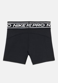Czarne sportowe szorty wykonane z elastycznego materiału, z szerokim pasem w talii z białym logo "NIKE PRO". Gładka struktura i dopasowany krój.