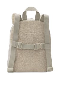 Achteraanzicht van een beige sherpa stof rugzak met verstelbare schouderbanden, een bovenhandvat en een gespsluiting op de borst, op een witte achtergrond.