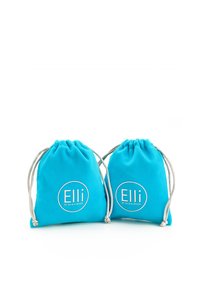 Due borse in tessuto turchese con coulisse, caratterizzate da un logo circolare bianco con la scritta "Elli" e "by Julie & Grace". Texture morbida, design leggero.