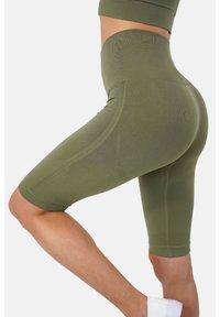 Pantaloni ciclisti verde oliva a vita alta con una texture a coste, design lungo fino al ginocchio e dettagli senza cuciture lungo i lati.