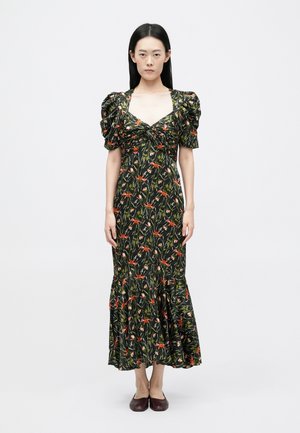 Robe maxi florale avec manches bouffantes, base noire, motifs rouges et verts vifs, corsage ajusté, ourlet évasé et texture de tissu douce.