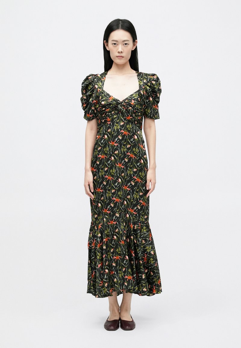 Robe maxi florale avec manches bouffantes, base noire, motifs rouges et verts vifs, corsage ajusté, ourlet évasé et texture de tissu douce.