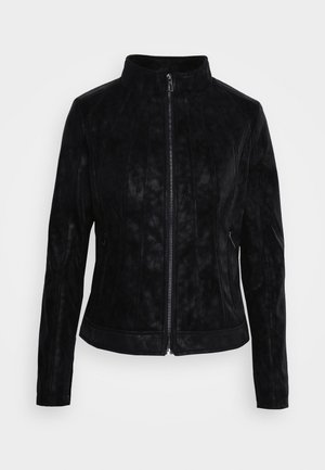 Czarna kurtka z imitacji skóry z przednim zamkiem błyskawicznym, wysokim kołnierzem, długimi rękawami i subtelnymi pionowymi przeszyciami.