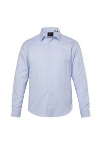 Camisa de manga larga azul claro hecha de una tela con un sutil patrón de rejilla, que presenta un cuello clásico y cierre frontal con botones.