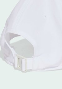 Gorra de béisbol blanca con un diseño estructurado, que presenta una tela texturizada y una correa de plástico ajustable en la parte posterior.