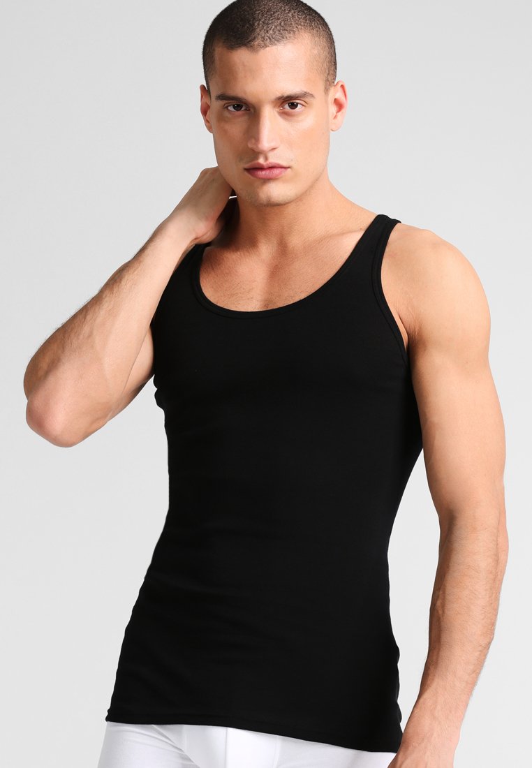 Schwarzes Tanktop aus glattem Baumwollmaterial, mit taillierter Passform, breiten Spaghetti-Trägern und einem runden Ausschnitt. Keine Muster oder Akzente.