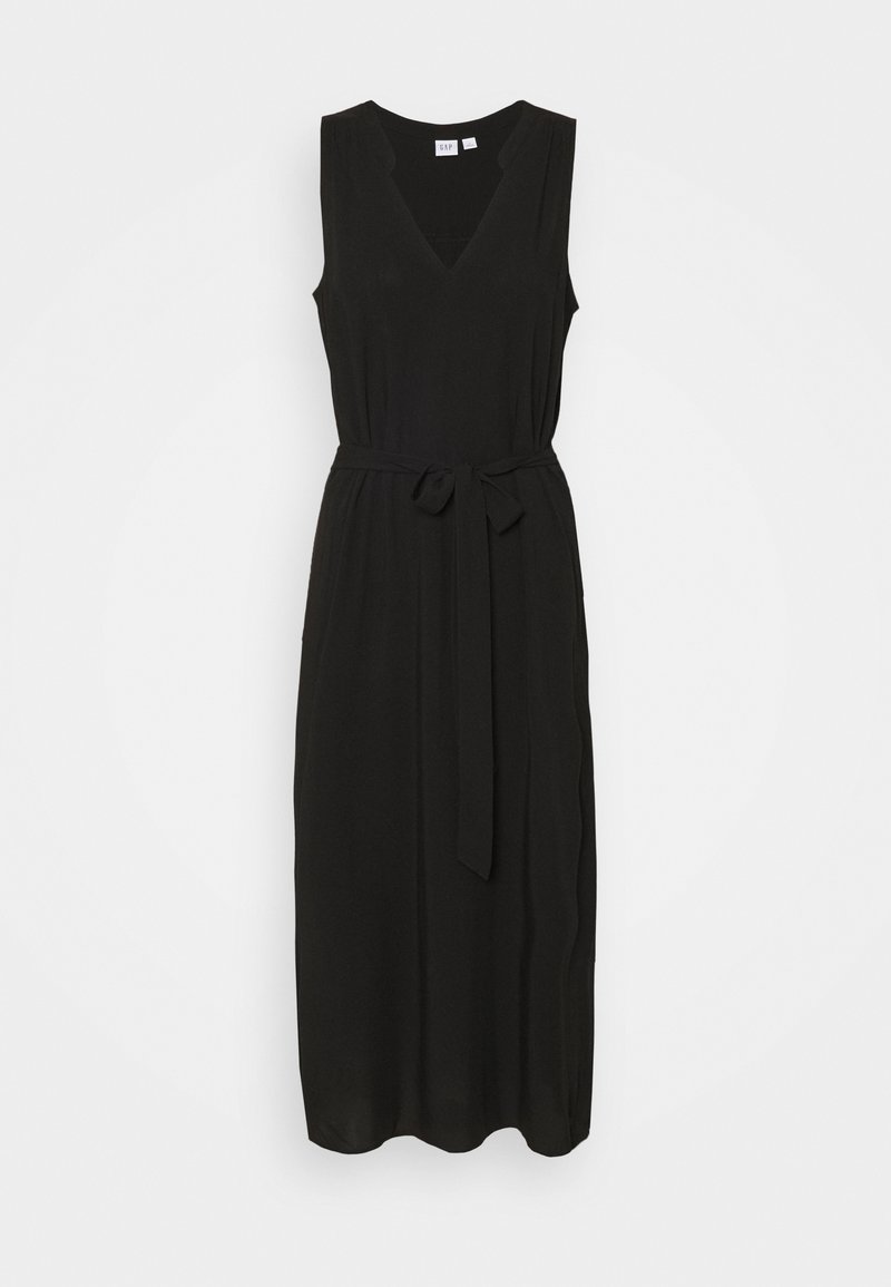 Robe longue noire sans manches avec un col en V et une ceinture en tissu nouée à la taille, présentée sur un fond blanc uni.