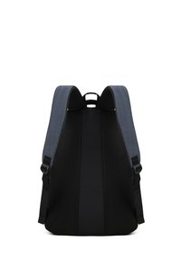 Zaino con spallacci blu in tessuto imbottito, corpo nero con un pannello in rete testurizzata e una maniglia per il trasporto superiore.