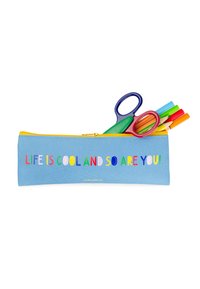 Trousse bleue avec fermeture éclair jaune, comportant le texte coloré écrit "LA VIE EST COOL ET TOI AUSSI !" et des marqueurs de couleurs assorties ainsi que des ciseaux à l'intérieur.