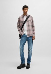 BOSS DELAWARE  - Pieguloša piegriezuma džinsi - blue fourteen