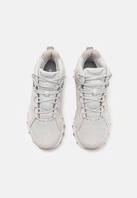 Hellgraue Sportschuhe mit einem strukturierten Mesh-Obermaterial, Wildlederakzenten und einem verstärkten Schnürsystem. Beinhaltet einen gepolsterten Schaft und eine robuste Laufsohle.