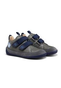Graue Lederschuhe mit marineblauen Stoffriemen und einer strukturierten Sohle. Sie besitzen ein rundes Emblem an der Seite und doppelte Klettverschlüsse.