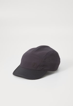 Casquette violet foncé en tissu texturé à motif en damier ; elle possède une visière noire et un logo brodé en marron sur le côté.