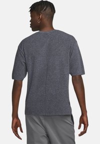 Nike Sportswear TP ENG SWTR - Jednoduché tričko - dk smoke grey black