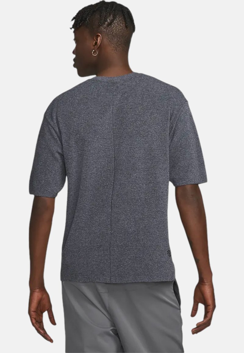 Nike Sportswear TP ENG SWTR - Jednoduché tričko - dk smoke grey black